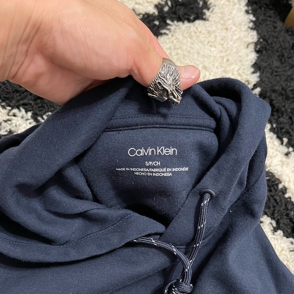 NWOT Men’s Size Small Calvin Klein Drawstring Hoodie With Reflective Logo Navy - Picture 4 of 10